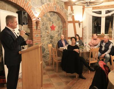 Matthias Wilkes, Vorsitzender der MIT S�dhessen bedankt sich bei unserem Gastredner, Hessens Innenminister Peter Beuth