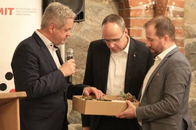 Matthias Wilkes und Dr. Alexander Bode �berreichen ein Weinpr�sent an den Gastredner, Innenminister Peter Beuth